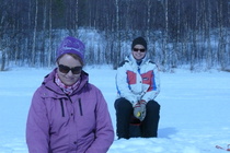 Puheenjohtaja Niina pilkillä, takana pilkkii Eija R.